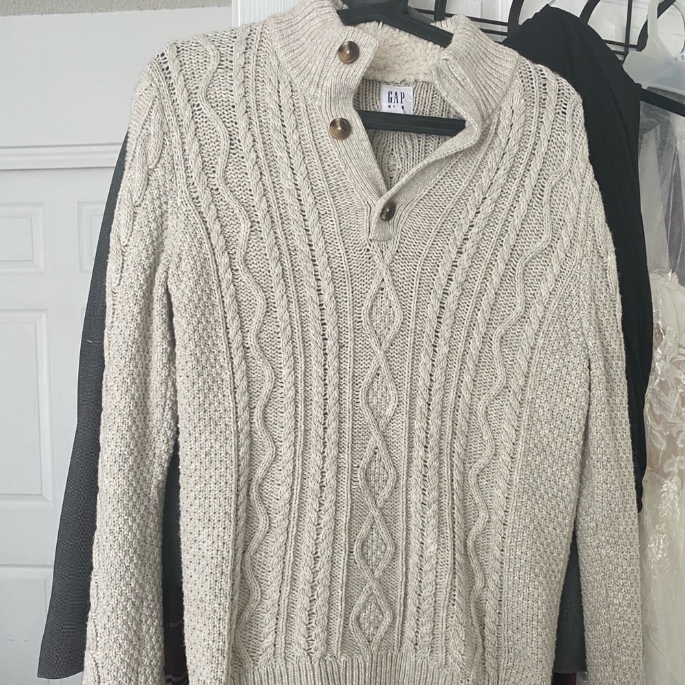 Gap sweater